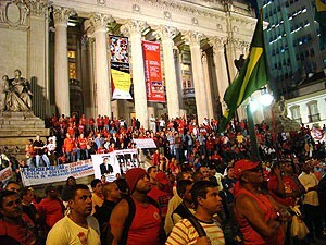 2ato_em_favor_dos_bombeiros_reune_centenas_de_pessoas_na_escadaria_da_alerj02-300x225.jpg